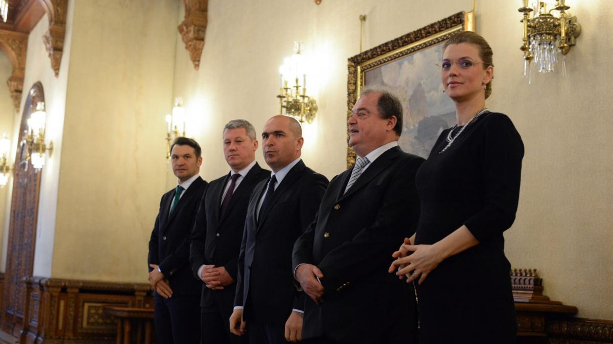 Liberalii au datorii uriaşe: banii sau funcţia!
