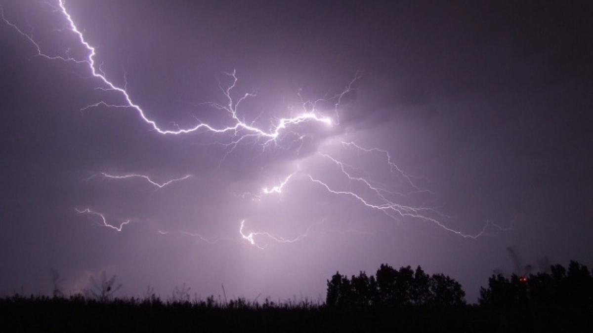 Cod Galben de instabilitate atmosferică în judeţele Sibiu, Neamţ, Bacău şi Suceava, până la ora 18,20 