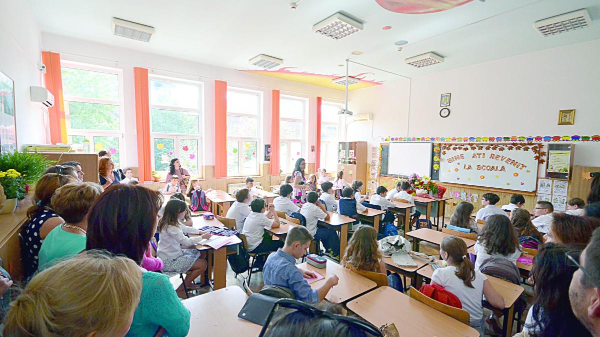 Anul şcolar începe pe 12 septembrie