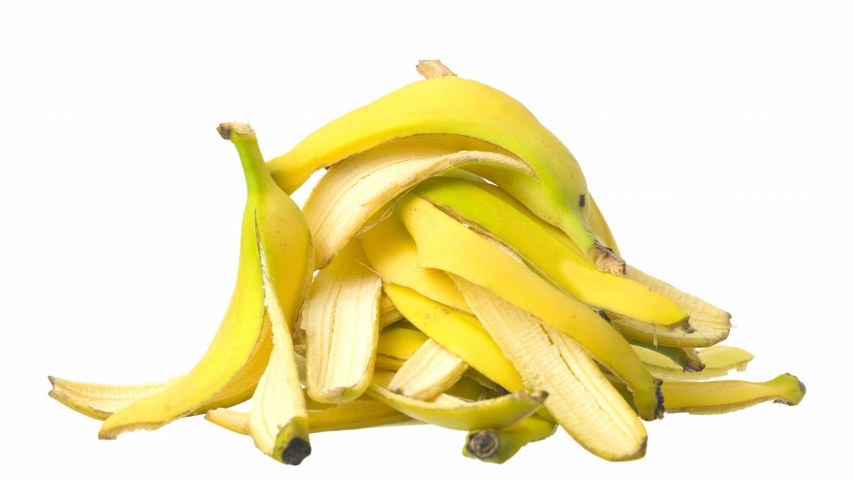 Nu mai aruncaţi cojile de banană! 10 moduri în care le puteţi folosi