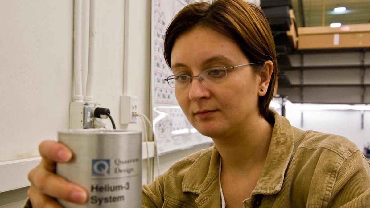 O cercetătoare româncă a obţinut un nou aliaj metalic superdur, de patru ori mai rezistent decât titanul 