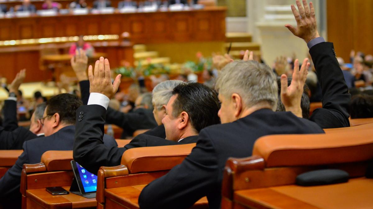 Foştii parlamentari încep traiul cu pensiile speciale