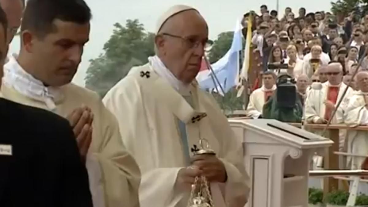 VIDEO - Papa Francisc a căzut în timp ce urca câteva trepte