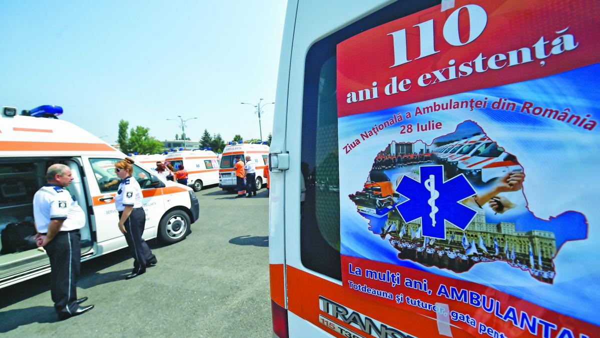 Ambulanţa, la 110 ani: deficit de personal şi maşini vechi