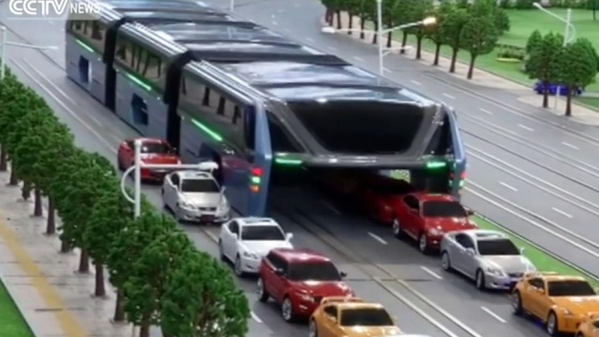 VIDEO - China a construit primul autobuz pe sub care pot circula automobile