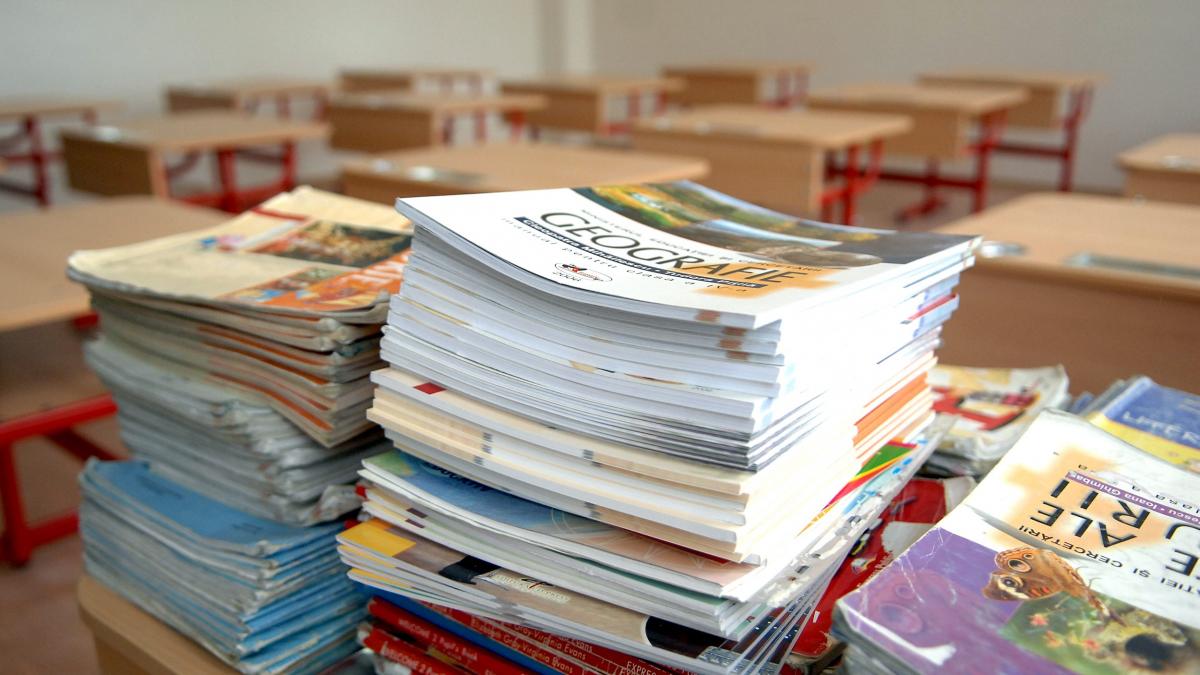 Manuale gratuite pentru elevii din clasele a XI-a şi a XII