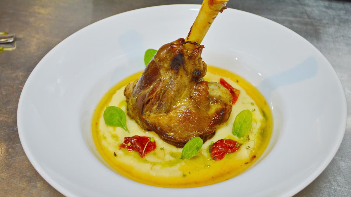 Rețetă „Ciolan de miel australian pe pat de cremă de țelină” de la Chef Paul Siserman
