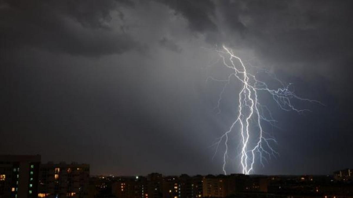 COD GALBEN de ploi şi descărcări electrice, în localităţi din Hunedoara şi Caraş-Severin 