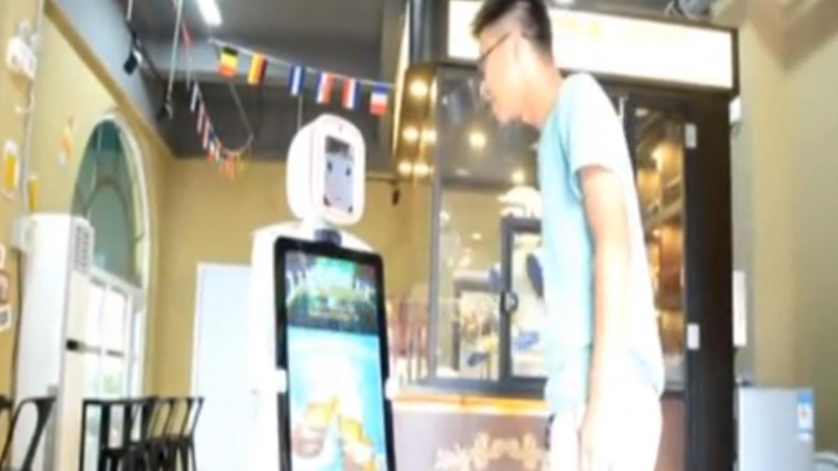 la oktoberfestul asiatic berea este servita de roboti