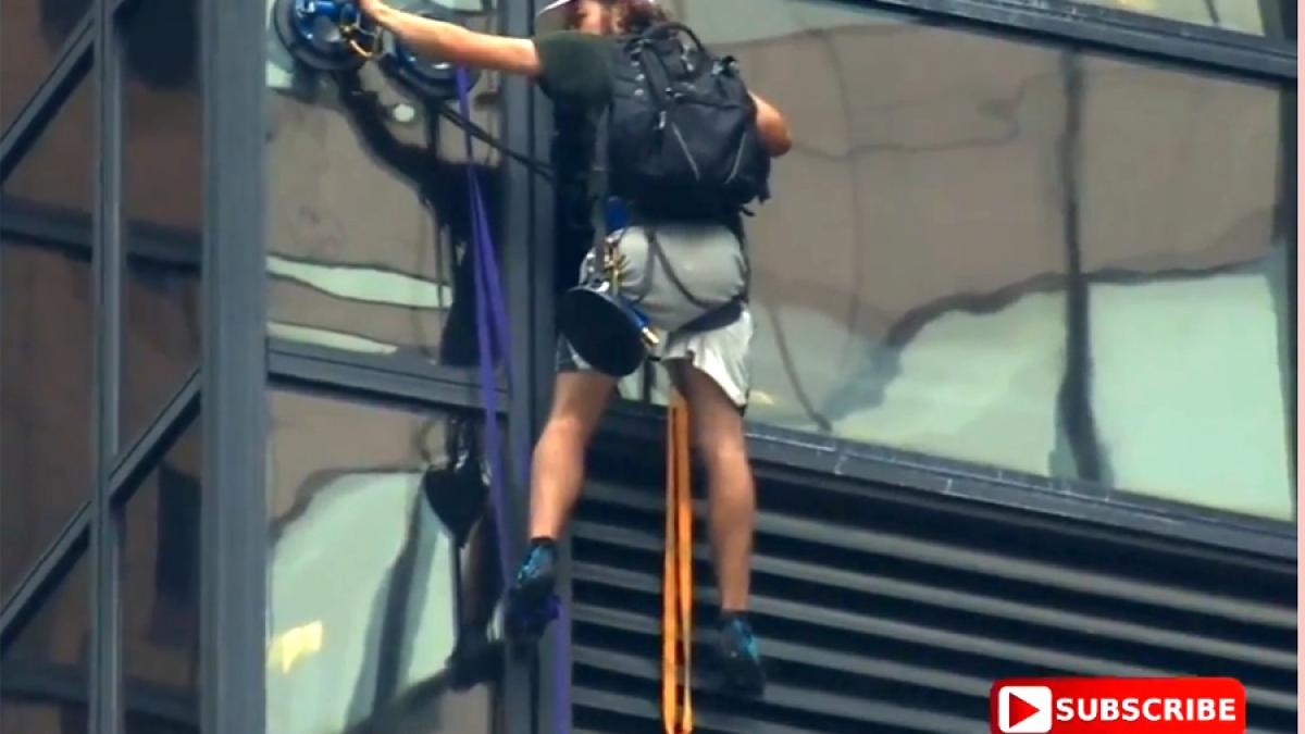 video un barbat care se urca pe fatada trump tower a starnit amuzament dar si groaza la new york