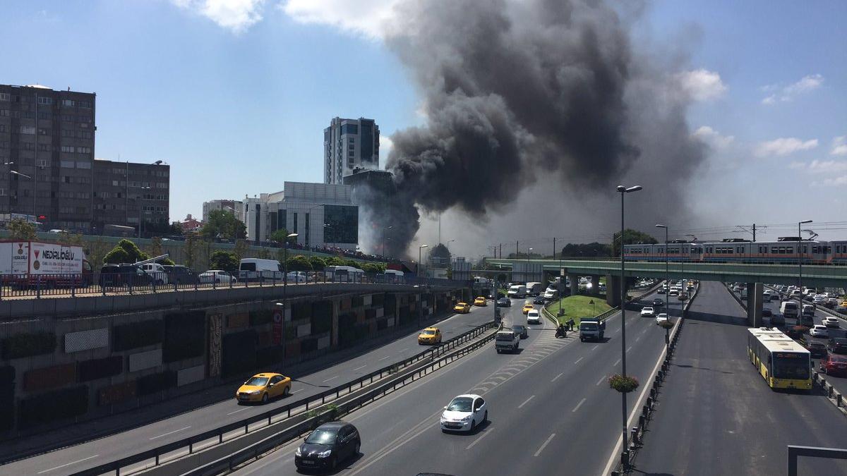 Incendiu puternic într-un bloc de birouri din Istanbul