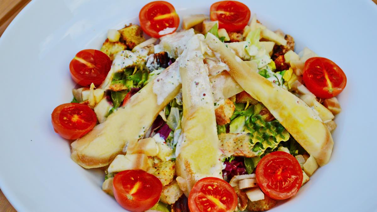 Chef Paul Siserman vă recomandă "Roquefort Salată de pere cu nuci și brânză"