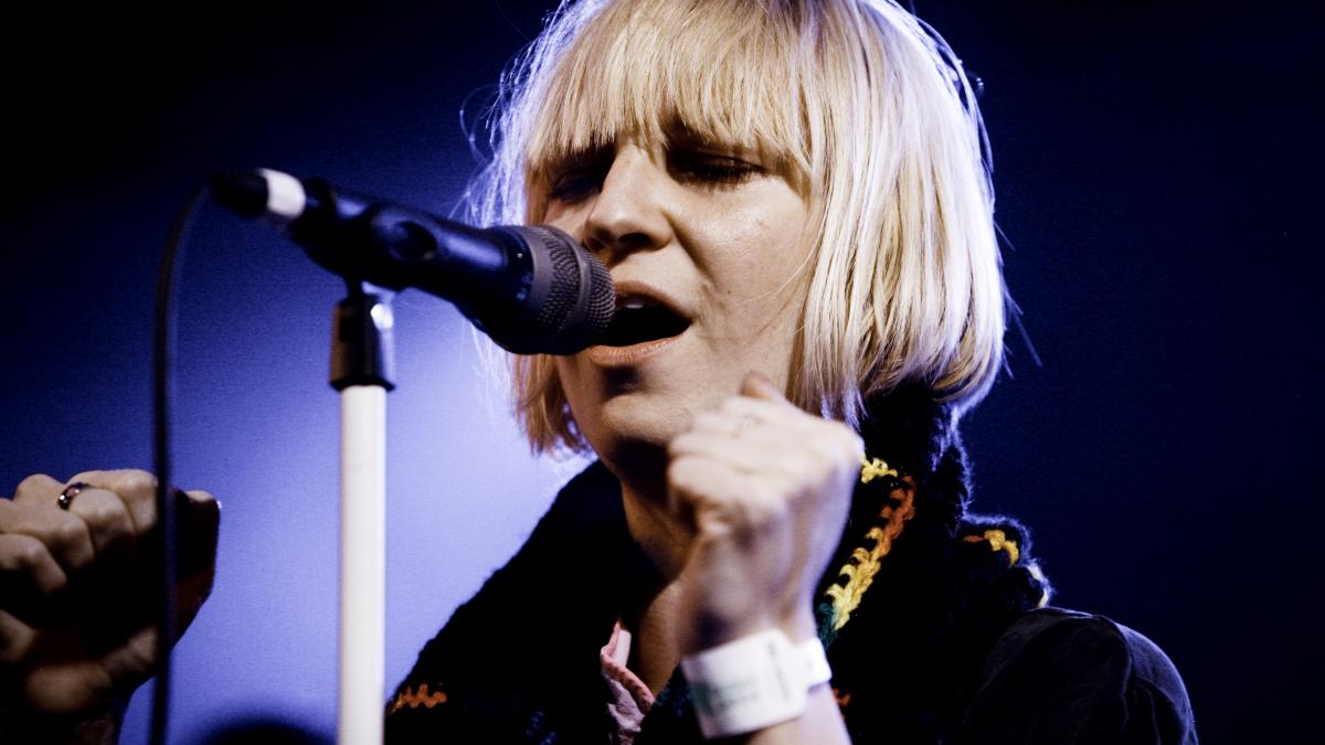Sia, dată în judecată de fani