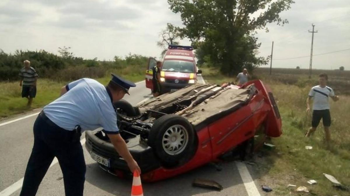 Accident spectaculos în judeţul Timiş; o maşină s-a rupt în două în urma impactului