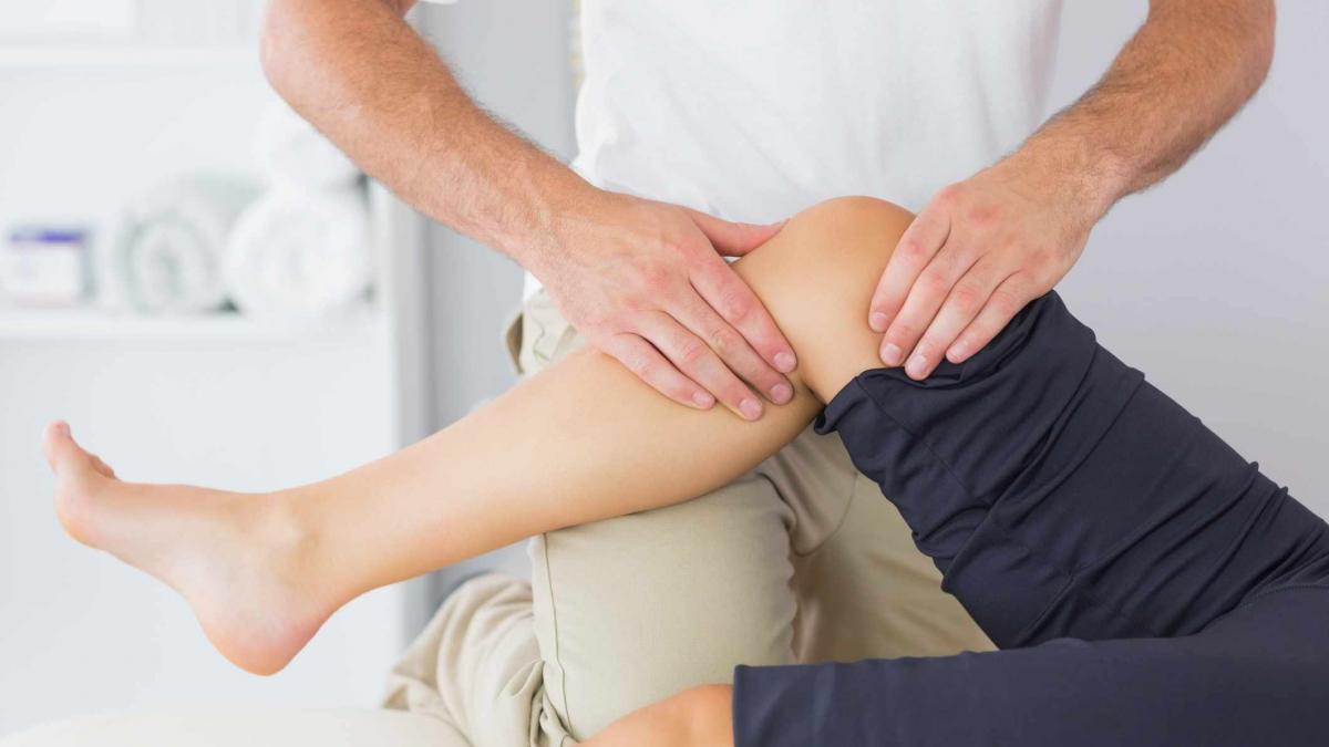 coborând scările dureri de genunchi scrâșnet și durere în articulația genunchiului