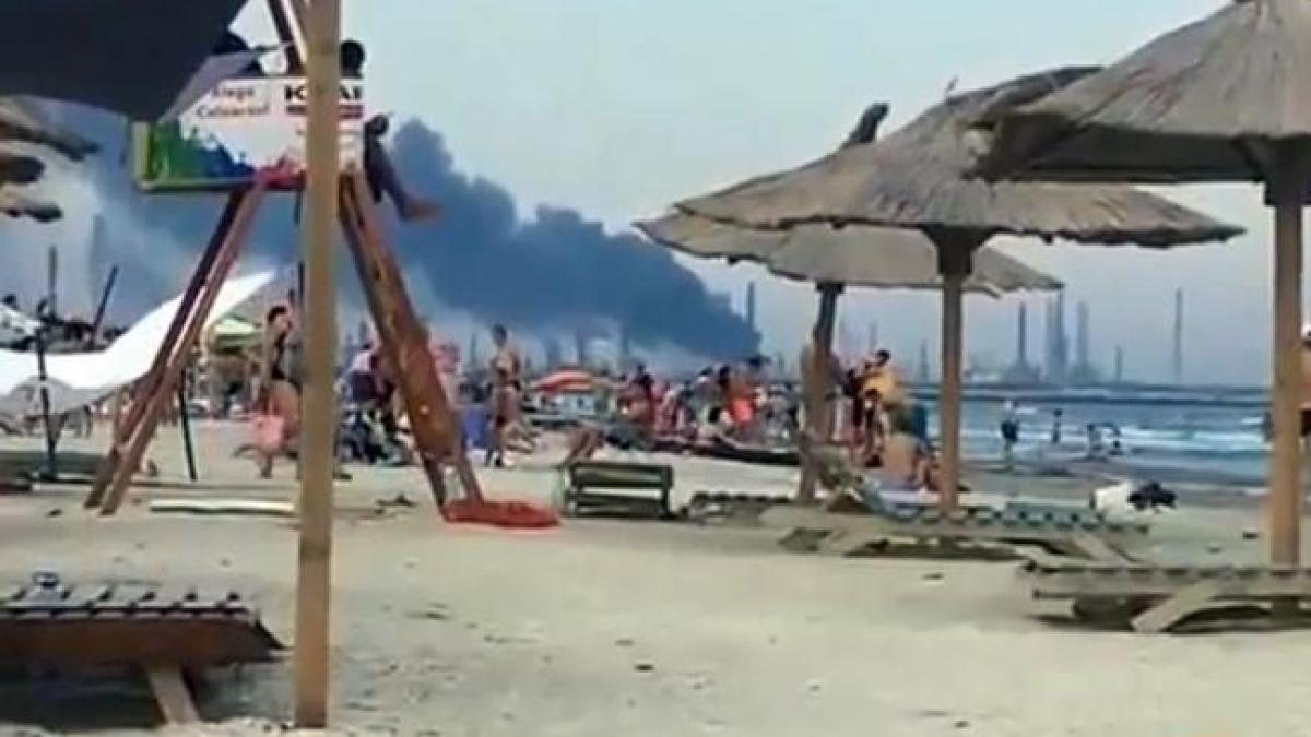 Incendiu la Petromidia. Cât de periculoase sunt emisiile din aer pentru turiştii aflaţi pe litoral