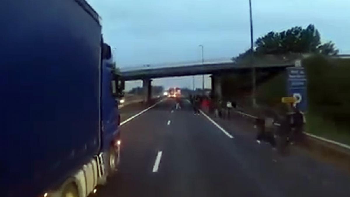 video migrantii de la calais ataca masinile in plina zi