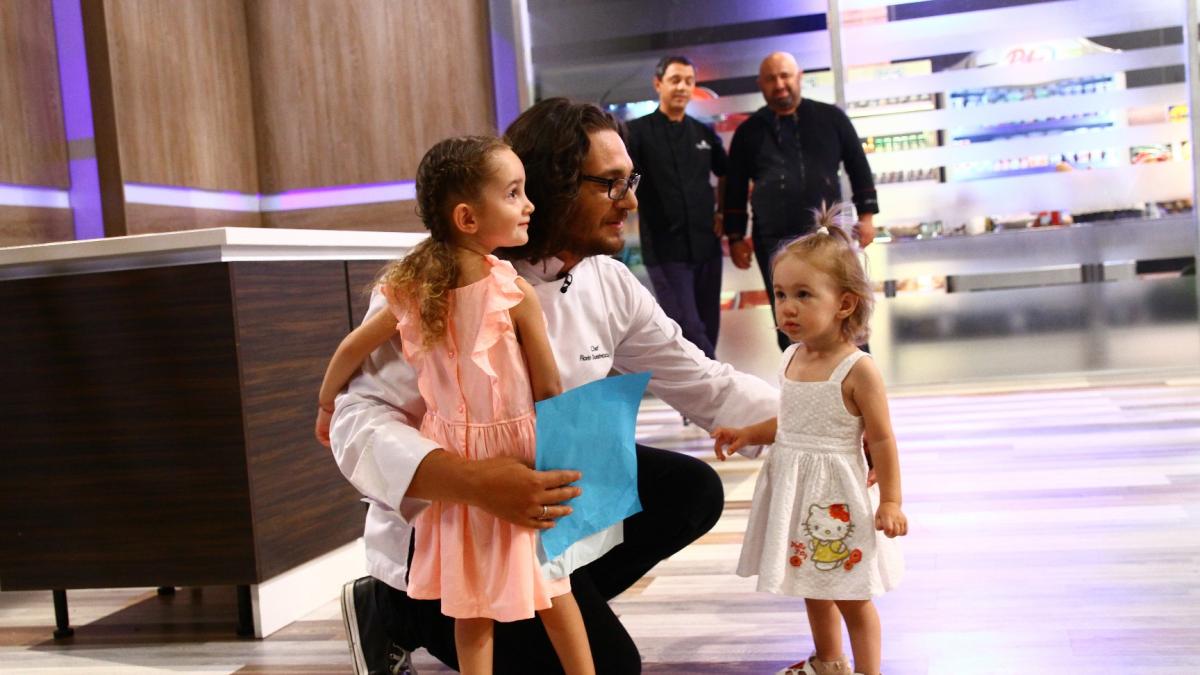 Chefi la cuțite. Florin Dumitrescu, surprins la filmări de fetițele lui