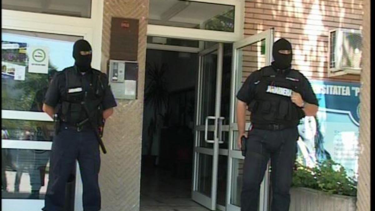 Mascaţii au băgat o femeie în spital! Au greşit adresa percheziţiei