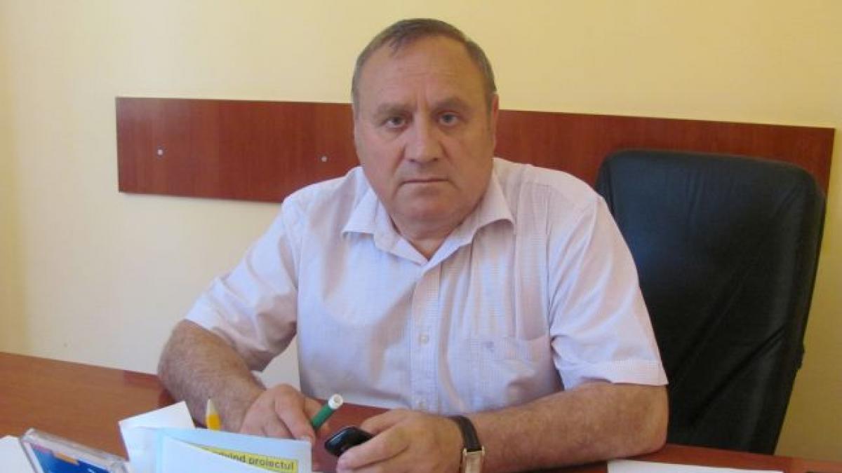 Brăila. După fotografia în care un subaltern spăla maşina adjunctului Poliţiei Locale, primarul Brăilei i-a cerut demisia! Reacţia a fost uluitorare