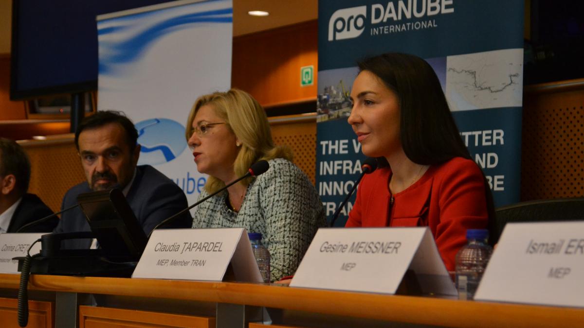 Comisarul European Corina Crețu și eurodeputata Claudia Țapardel sprijină o nouă strategie pentru transporturile pe Dunăre