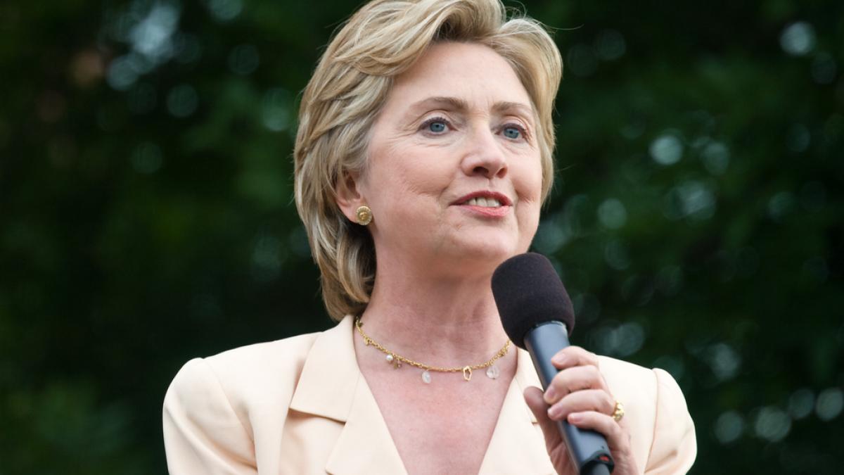 Conspiraţioniştii spun că Hillary Clinton foloseşte o sosie