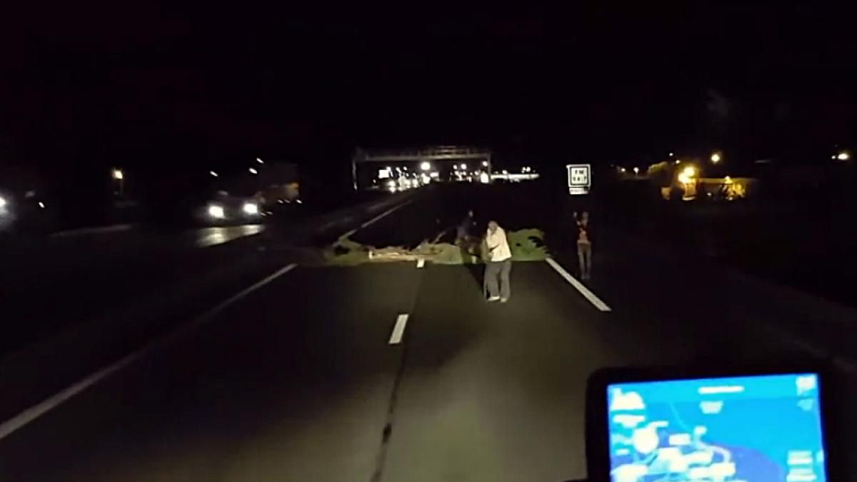 video vietile soferilor de tir puse in pericol de migrantii din jungla calais