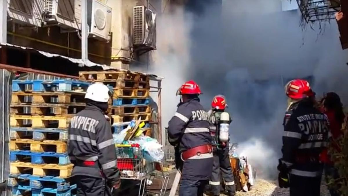 Incendiu la un depozit de marfă a unui magazin Billa din Constanța. 