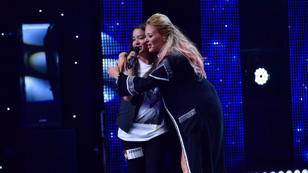 X Factor. O concurentă vine tocmai din California pentru a o cunoaște pe Delia