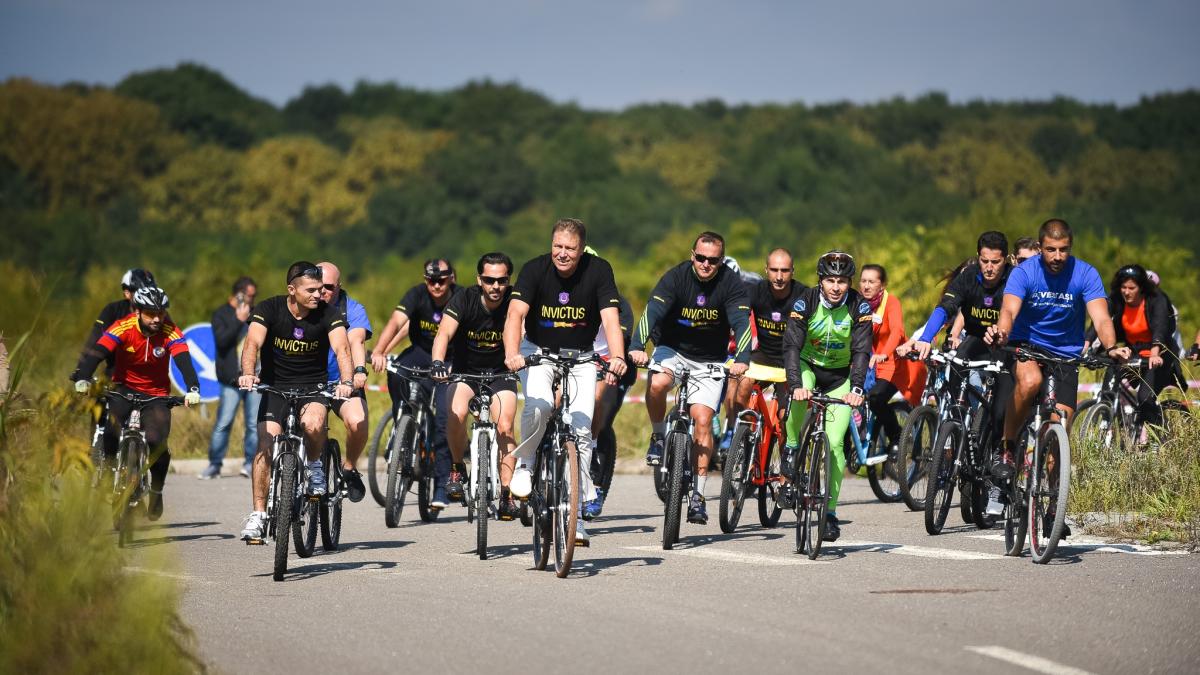 Iohannis, pe bicicletă pentru susţinerea campaniei Invictus