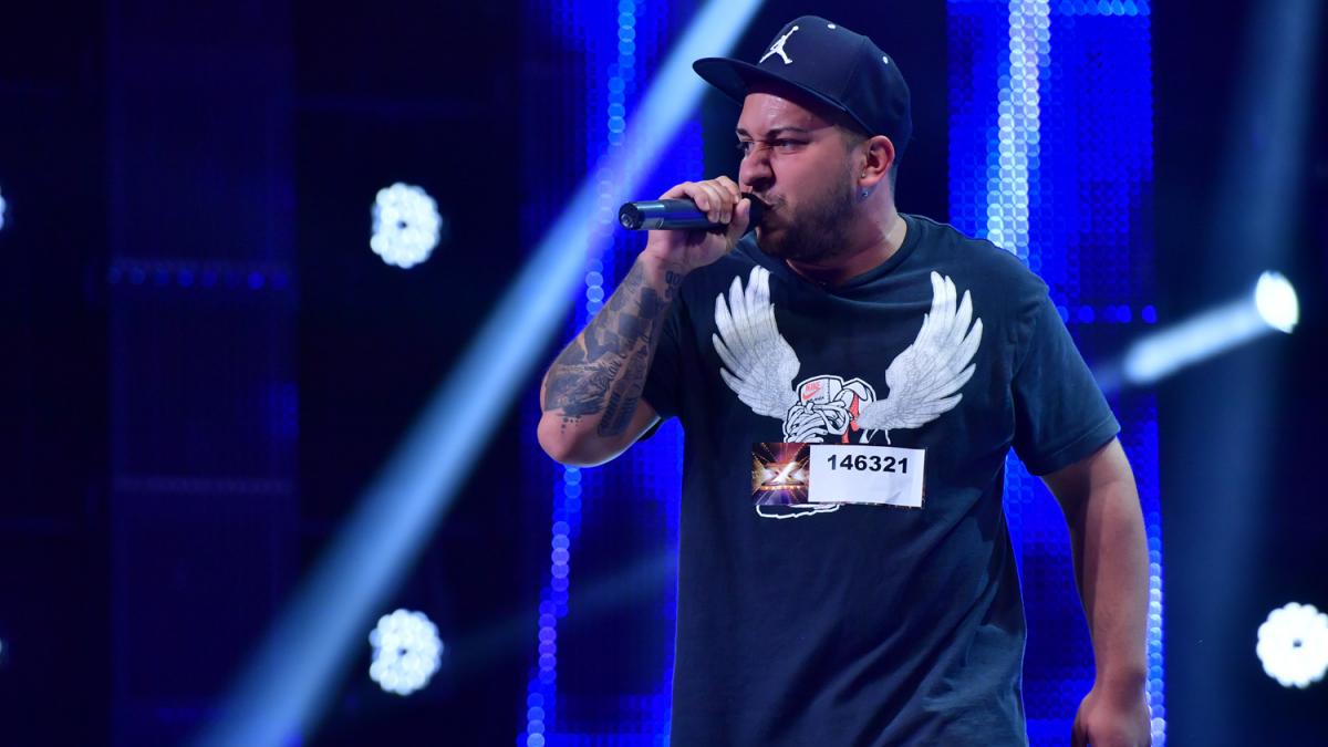 Show la X Factor. Are look de dur, e plin de tatuaje, poartă cercei, dar e... postas