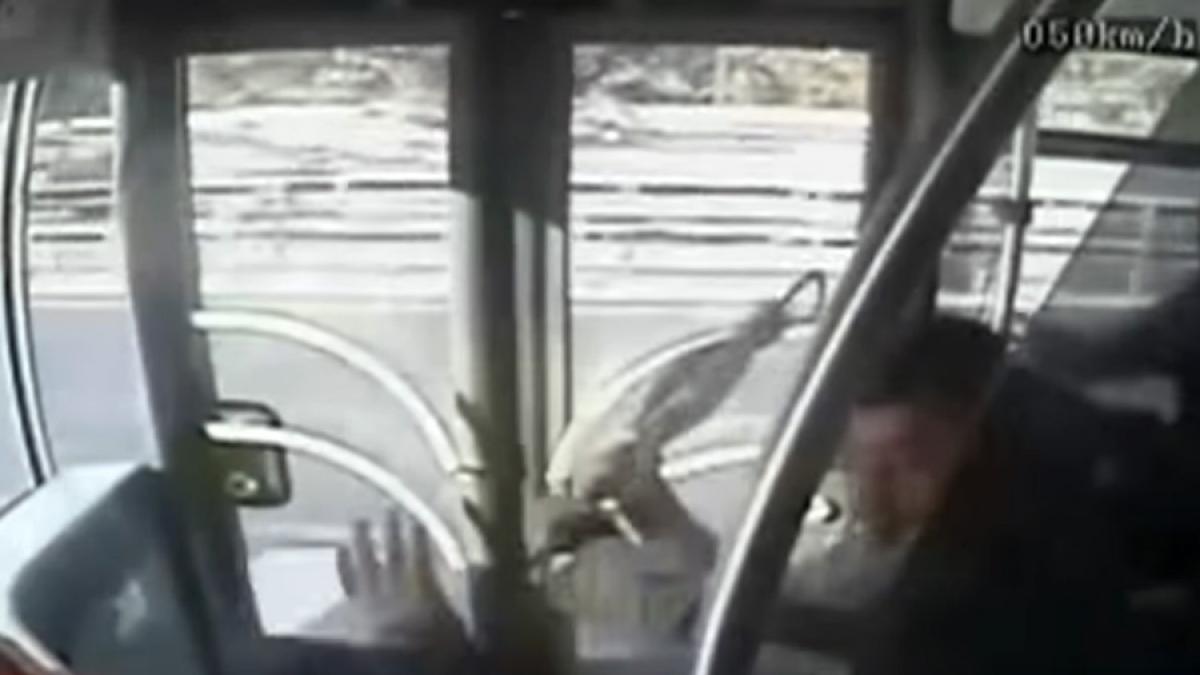 turcia accident cu 11 raniti la istanbul dupa ce soferul unui autobuz a fost atacat cu umbrela de un calator turbulent