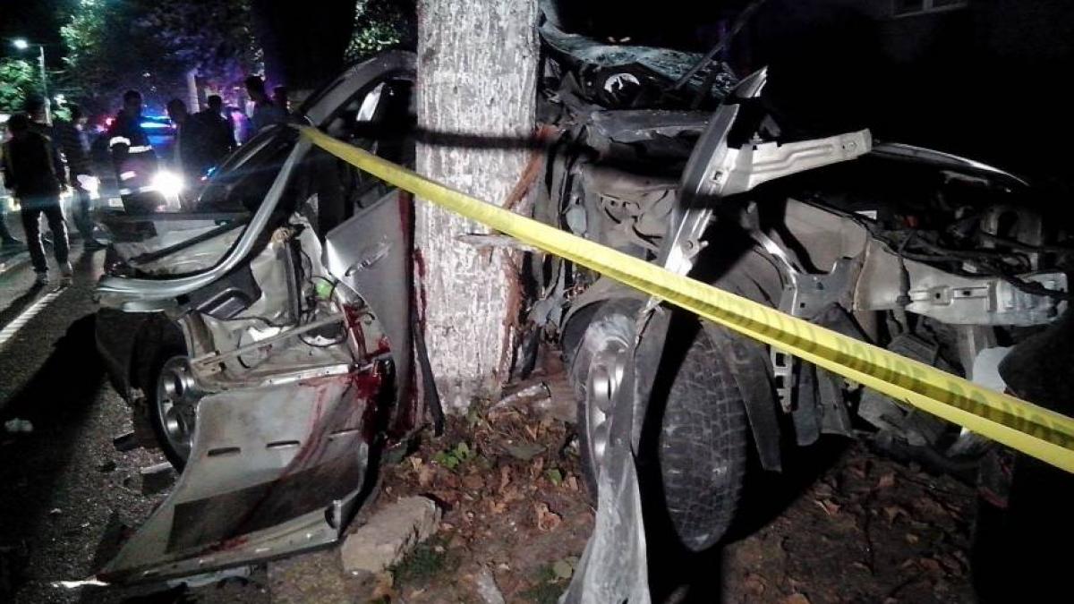 Accident mortal în Constanța. Un autoturism s-a ciocnit violent de un copac