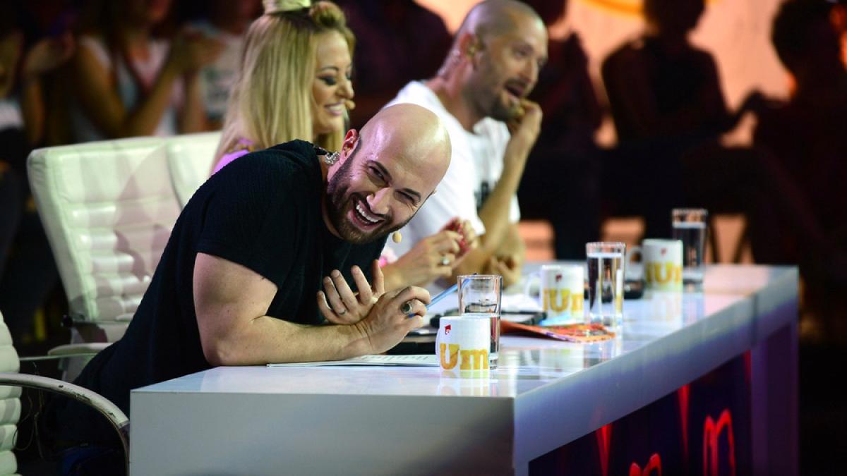 Mihai Bendeac sărutat de un concurent pe scena iUmor