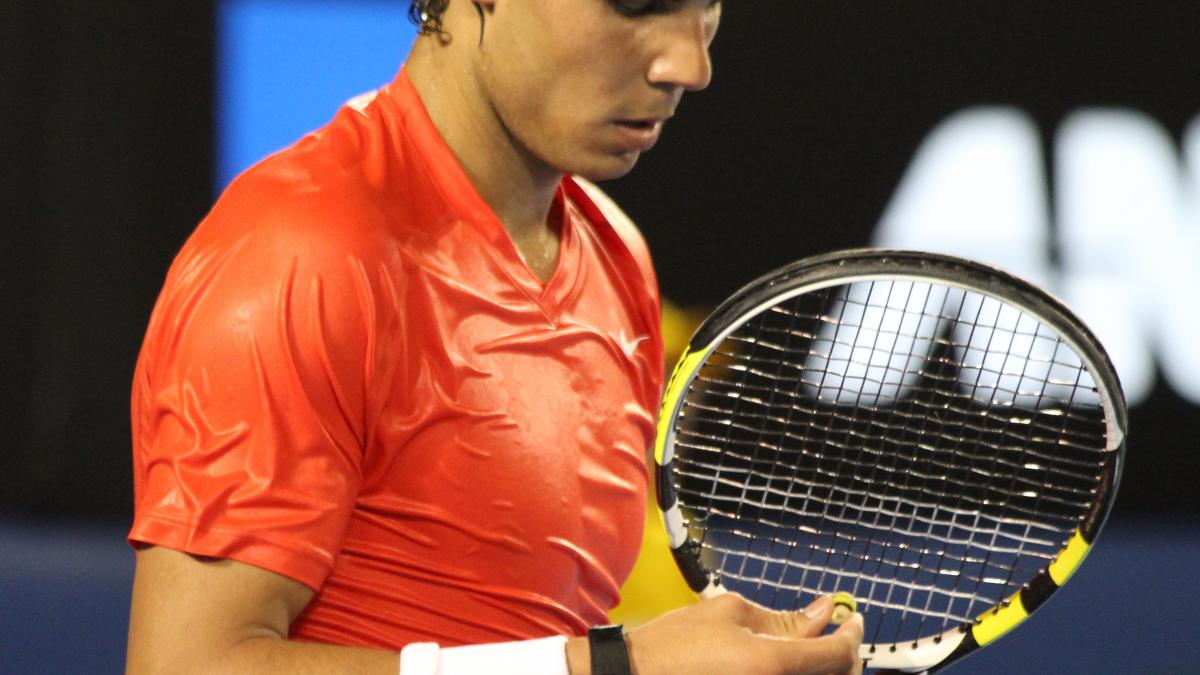 video tenismenul rafael nadal a fost nevoit sa intrerupa meciul 7 000 de spectatori l au aplaudat dupa aceea