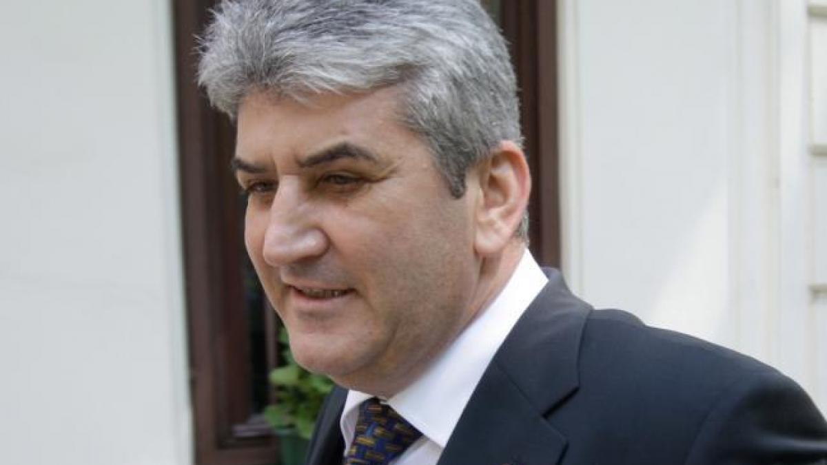 Ministrul Apărării Naţionale, Mihnea Motoc, îi verifică gradele lui Gabriel Oprea