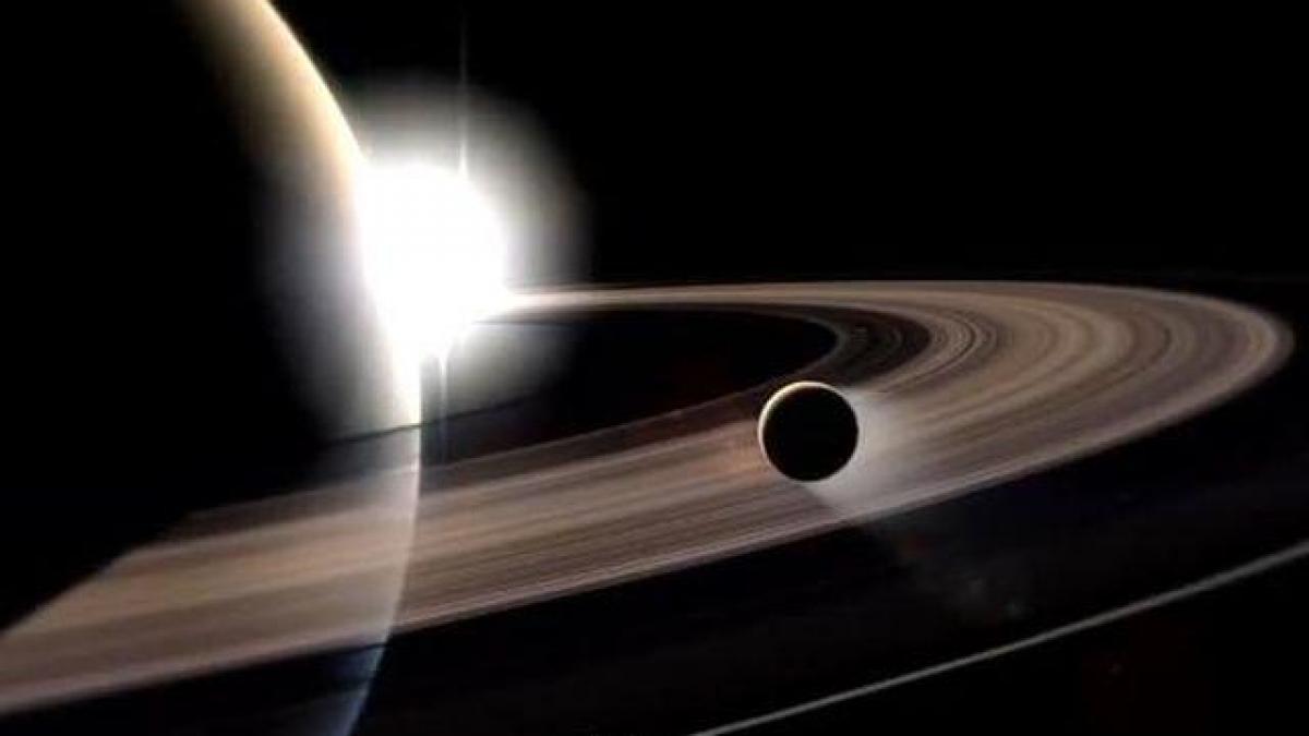 Dione, una dintre lunile lui Saturn, are probabil un ocean de apă similar Europei 