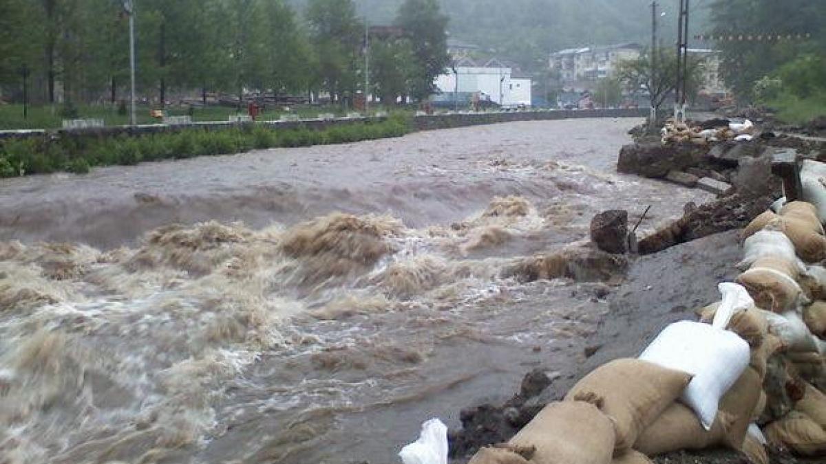 Cod portocaliu de fenomene hidrologice extreme în 9 bazine hidrografice; Cod galben de inundaţii în 15 bazine 
