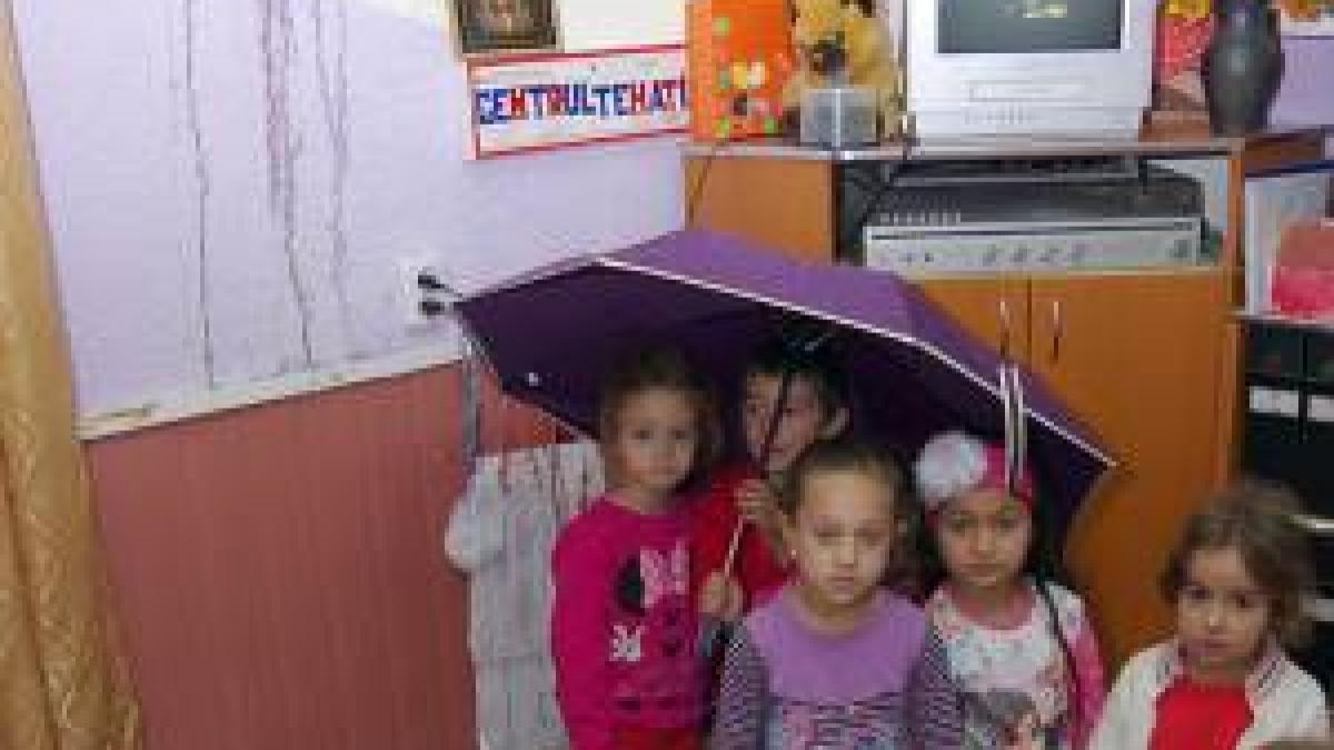 Copiii dintr-o grădiniță suceveană riscă să se electrocuteze din cauza ploii care se prelinge pe pereți