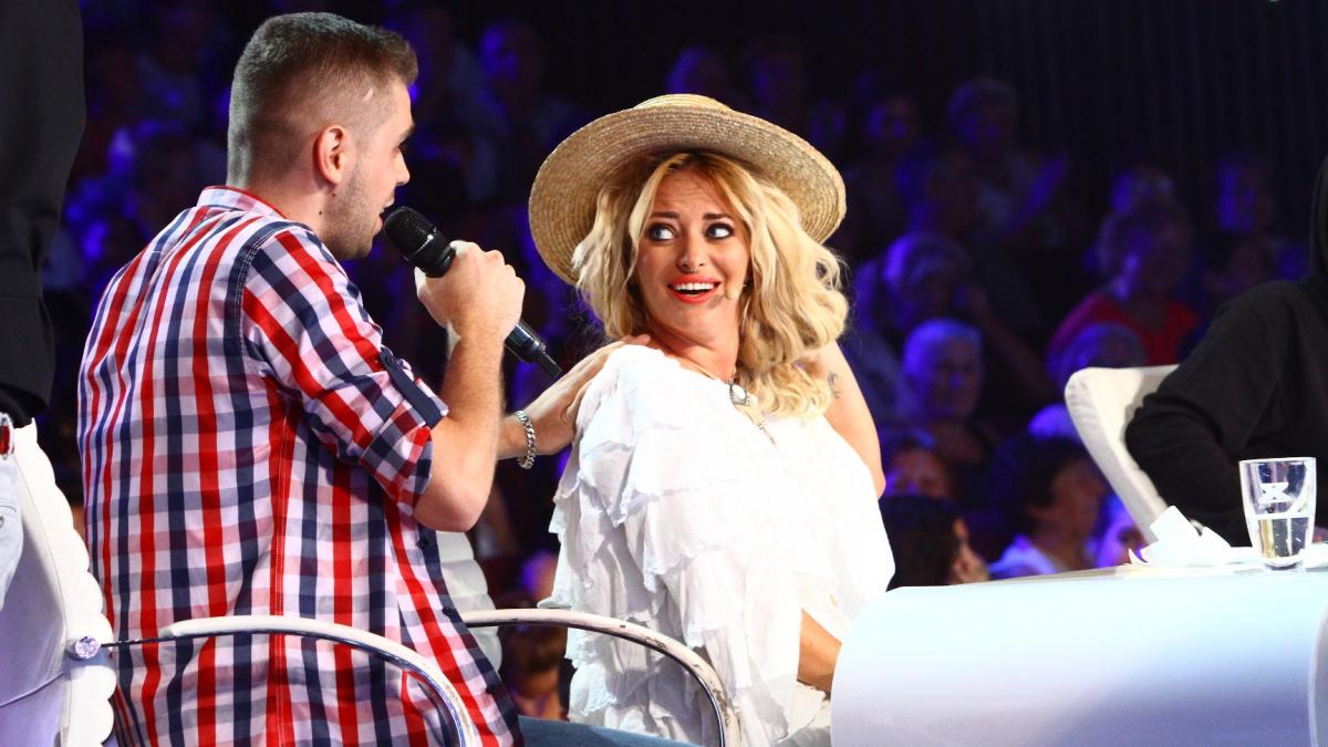 X Factor. Un concurent cântă... în timp ce-i face masaj Deliei