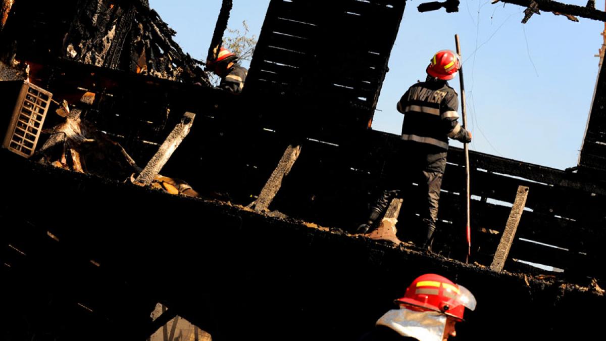 Două persoane au murit într-un incendiu de locuinţă la Caracal 