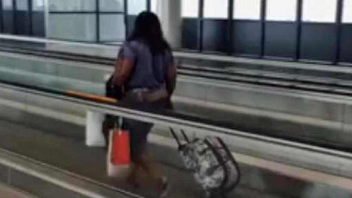 video ul in care o turista merge in contrasensul benzii rulante a ajuns viral