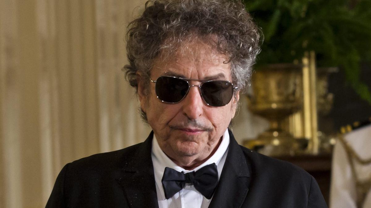 Bob Dylan, „obrăznicit” pentru că se ascunde de Nobel