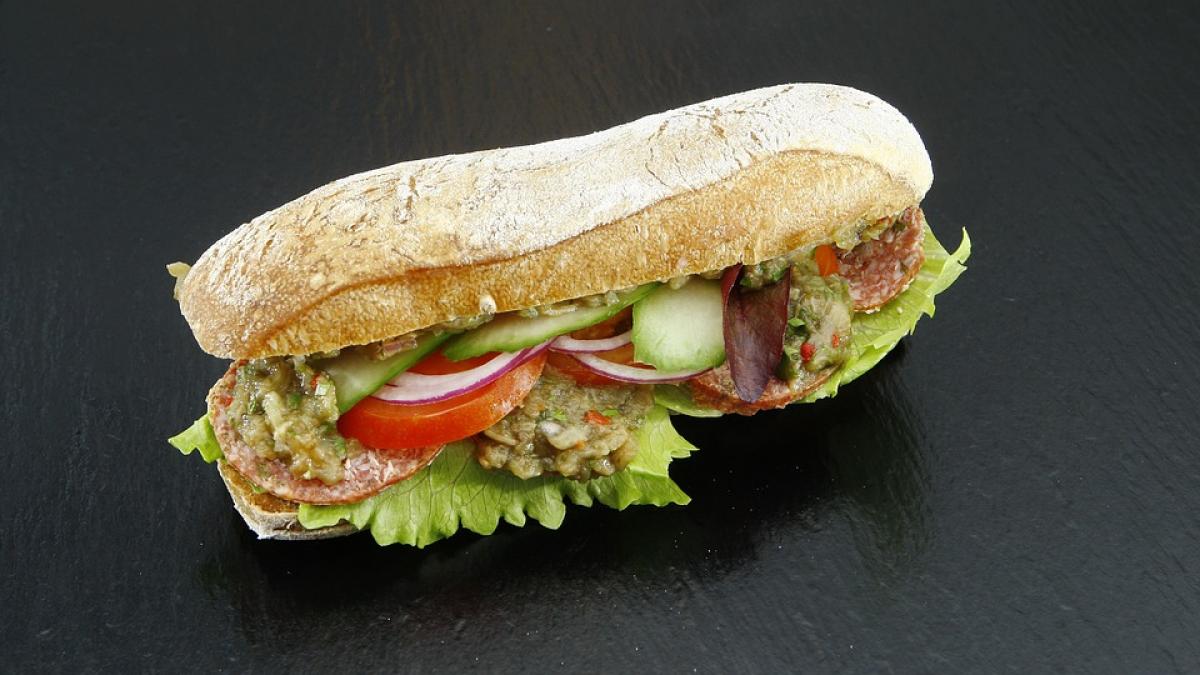 REŢETA ZILEI: Sandwich cu ton