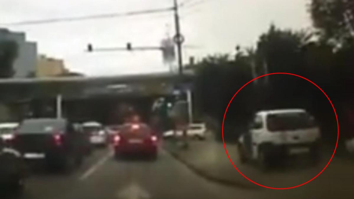 VIDEO - Timișoara: Un șofer nerăbdător a urcat pe trotuar unde a condus cu viteză