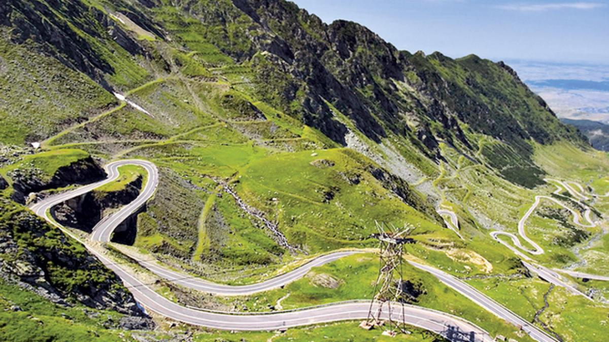 Accident pe Transfăgărășan. Un șofer s-a prăbușit într-o râpă cu mașina 