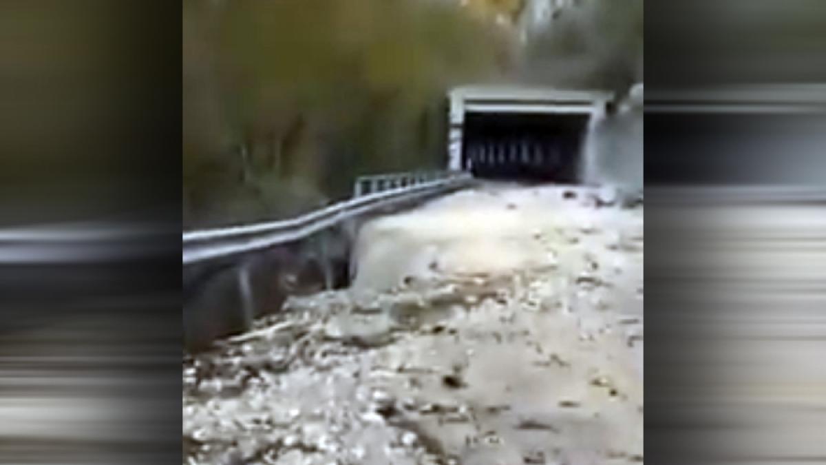 video italia o alunecare de teren provocata de cutremurul de duminica a provocat inundarea unei sosele