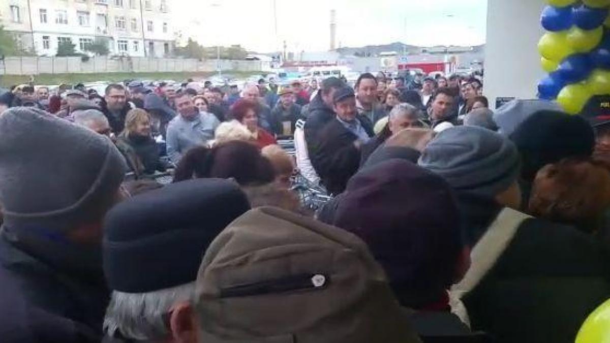Câmpinenii s-au călcat în picioare pentru mașini de tocat