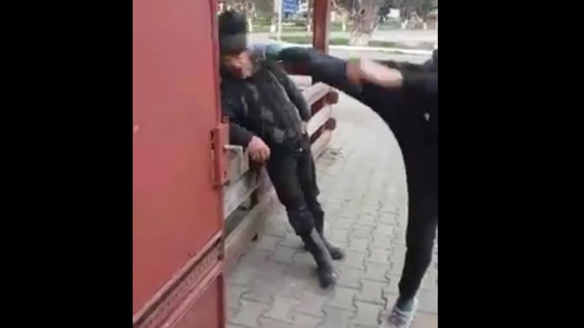 VIDEO - Imaginile care au stârnit revoltă pe internet. Un bătrân este lovit în cap de un tânăr