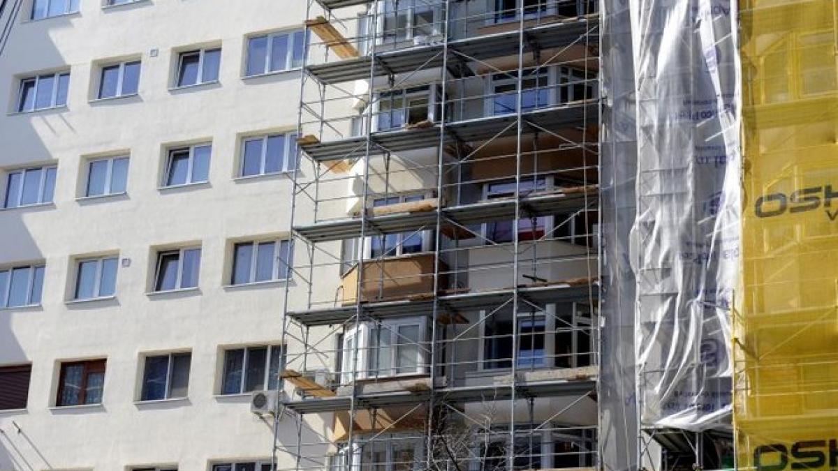Porţiuni din faţada unui bloc din sectorul 4 s-au desprins din cauza vântului puternic